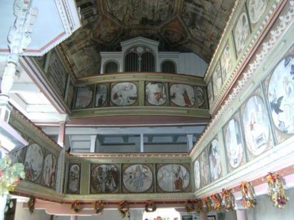 Orgel mit ausgemalten Kirchenschiff